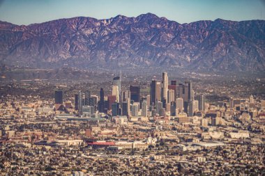 Şehir ve dağların manzarası. Çekim yeri: Los Angeles