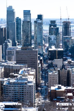 Montreal şehri mavi gökyüzünün altında. Çekim yeri: Montreal, Kanada