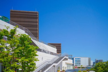 Beyaz bina ve merdivenler. Çekim yeri: Fujisawa Şehri, Kanagawa Bölgesi