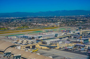 Los Angeles Havaalanı uçakları ve pisti. Çekim yeri: Los Angeles