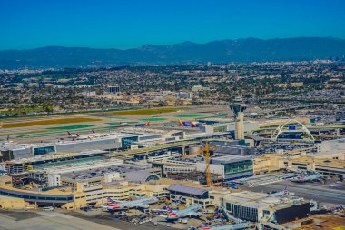 Los Angeles Havaalanı ve çevre şehir manzarası. Çekim yeri: Los Angeles