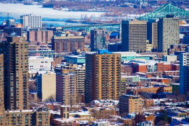 Kış şehri ve nehir manzarası (Montreal). Çekim yeri: Montreal, Kanada