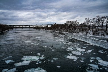 Kış nehri ve bulutlu gökyüzü manzarası. Çekim yeri: Montreal, Kanada