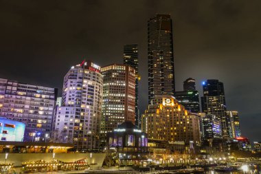 Şehir gece manzarası ve binalar. Çekim Konumu: Melbourne