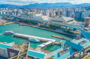 Hakata Limanı 'nda kırmızı gezi teknesi. Atış Konumu: Fukuoka Bölgesi