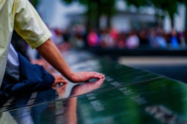 Üzerine isim kazınmış bir anıt. Çekim yeri: New York, Manhattan