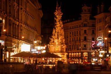 Alışveriş sokağının gece manzarası. Çekim yeri: Avusturya, Viyana