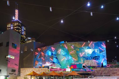 Federasyon Meydanı gece görüşü. Çekim Konumu: Melbourne