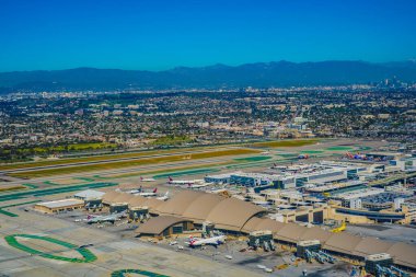Havaalanının çevresindeki geniş şehir manzarası. Çekim yeri: Los Angeles