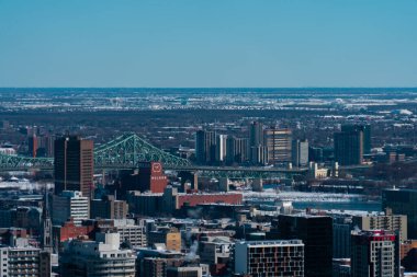 Kış köprüsü ve şehir manzarası. Çekim yeri: Montreal, Kanada