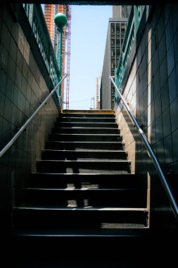New York metro merdivenlerinin gölgesi. Çekim yeri: New York, Manhattan