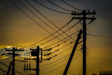 Günbatımı gökyüzü ve anten. Çekim yeri: Sendai Şehri, Miyagi Bölgesi