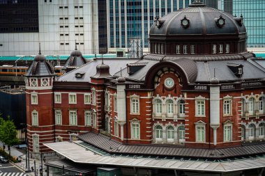 Tokyo İstasyonu 'nun kırmızı tuğla istasyon binası. Çekim yeri: Chiyoda Ward, Tokyo