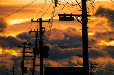Yoğun bulutlar ve siluet elektrik kabloları. Çekim yeri: Sendai Şehri, Miyagi Bölgesi
