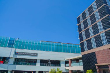 İstasyonun önünde bina var. Çekim yeri: Hodogaya Koğuşu, Yokohama Şehri