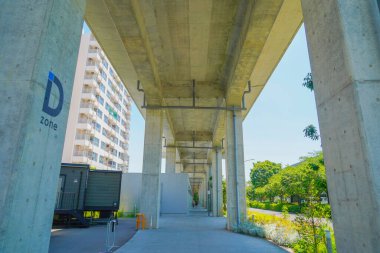 Yüksek rayların altındaki yapılar. Çekim yeri: Hodogaya Koğuşu, Yokohama Şehri