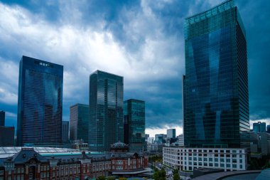 Bulutlu gökyüzü ve Tokyo İstasyonu. Çekim yeri: Chiyoda Ward, Tokyo