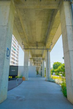 Yüksek rayların altındaki yapılar. Çekim yeri: Hodogaya Koğuşu, Yokohama Şehri