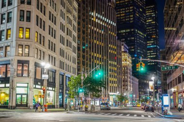 Geceleri kavşak ve sokak ağaçları. Çekim yeri: New York, Manhattan