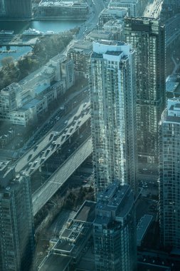 Göl boyunca yüksek binalar. Çekim Konumu: Toronto