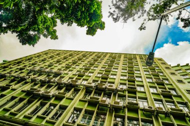 Gökdelenler ve ağaçlar. Çekim yeri: Hong Kong Özel Yönetim Bölgesi