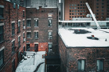 Tuğla binalar ve karlı manzaralar. Çekim yeri: Montreal, Kanada