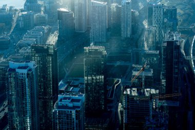 Şehrin gölgesi ve ışığı. Çekim Konumu: Toronto