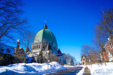 Karla çevrili Aziz Josephs Katedrali. Çekim yeri: Montreal, Kanada