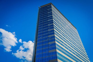 Mavi gökyüzüne karşı yükselen yüksek binalar. Çekim yeri: Shinagawa Koğuşu, Tokyo