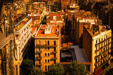 Şehre bakan taştan bir manzara. Çekim Konumu: İspanya, Barselona