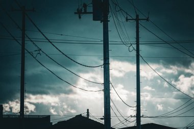 Dramatik gökyüzü ve elektrik kabloları. Çekim yeri: Sendai Şehri, Miyagi Bölgesi