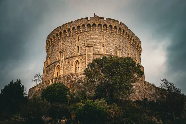 Bulutlu bir gökyüzünde Windsor Kalesi. Çekim Konumu: İngiltere, Londra