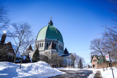 St. Josephs Katedrali 'nin önünde. Çekim yeri: Montreal, Kanada