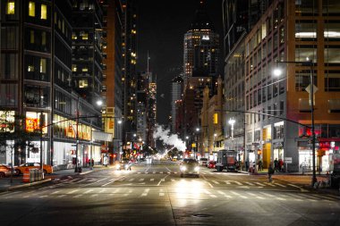 Manhattan Caddesi, gece. Çekim yeri: New York, Manhattan