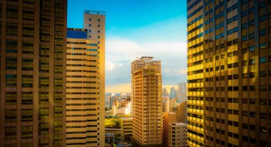 Günbatımında gökdelenli bir bina. Çekim yeri: Shinagawa Koğuşu, Tokyo