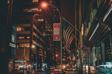 Sokak boyunca bayraklar ve binalar (New York). Çekim yeri: New York, Manhattan