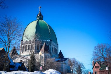 St. Josephs Katedrali ve karlı yol. Çekim yeri: Montreal, Kanada