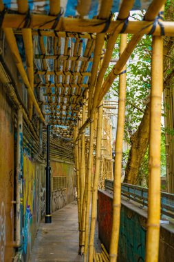 Bambu iskelesi ve duvar yazısı. Çekim yeri: Hong Kong Özel Yönetim Bölgesi