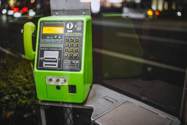 Yeşil umumi telefon. Çekim yeri: Nakano Ward, Tokyo