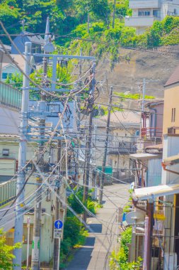 İkamet alanı ve elektrik direkleri. Çekim yeri: Hodogaya Koğuşu, Yokohama Şehri