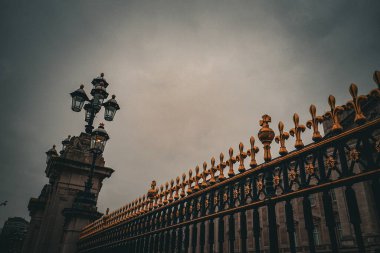 Buckingham Sarayı kapı süslemesi