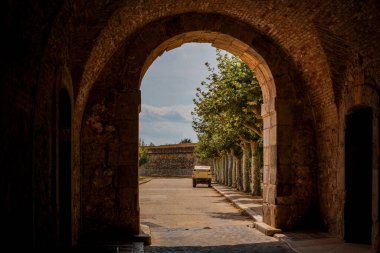 San Ferran Kalesi 'nin içinde ağaçlarla kaplı bir cadde.