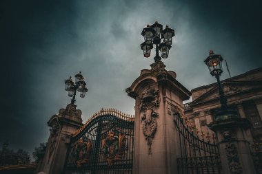 Buckingham Sarayı kapıları ve lambaları