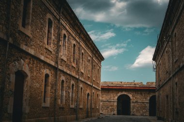 mavi gökyüzü ve taş mimarisi