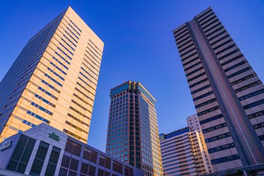 Modern mimari ve günbatımı şehir manzarası