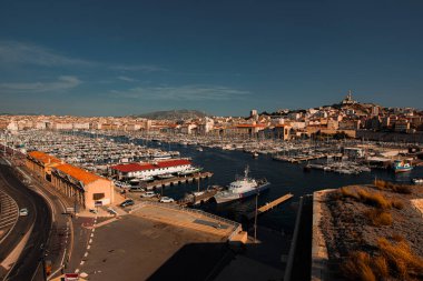 Marsilya limanı ve uzak manzara