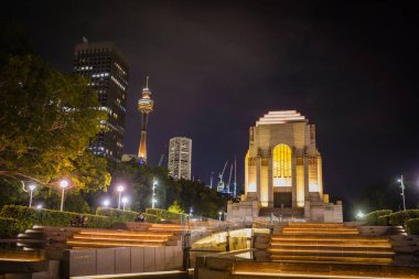 Sydney Kulesi ve gece görüşünün parıltısı