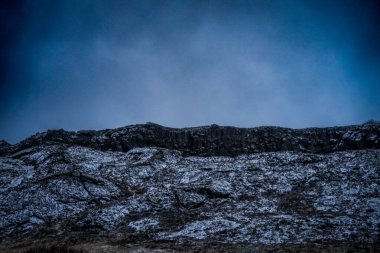 Kar kaplı kaya yüzeyi