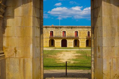 San Ferran Kalesi 'nin kapalı penceresi.