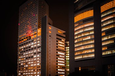 Gökdelenler ve gece ışıkları